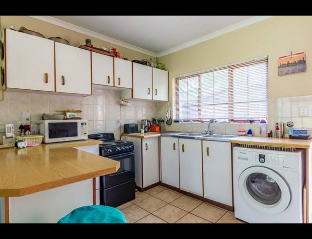 2 BEDROOM TOWNHOUSE FOR SALE IN HAYFIELDS